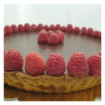 Taart met chocolade en frambozen